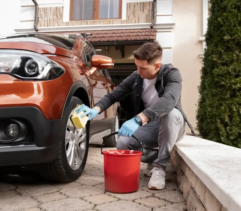 Lavage auto à domicile Placé : professionnel intervenant sur un véhicule